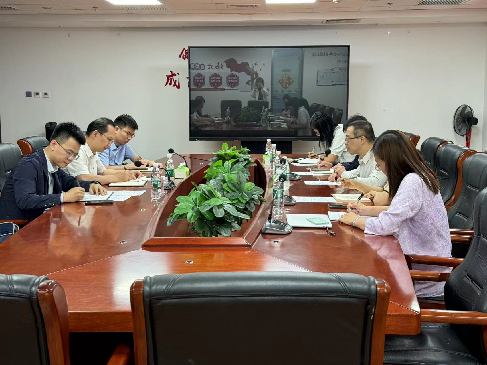 翁啟文会见广州工业和信息化局副局长黄符伟一行